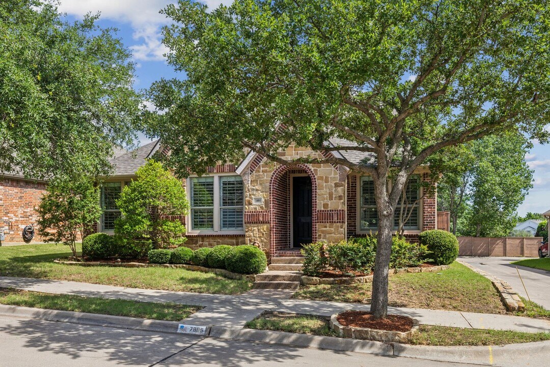 7805 Creek View Dr in North Richland Hills, TX - Building Photo