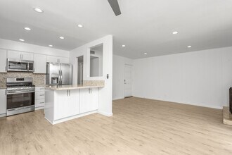 211 Fern St in Newport Beach, CA - Building Photo - Building Photo