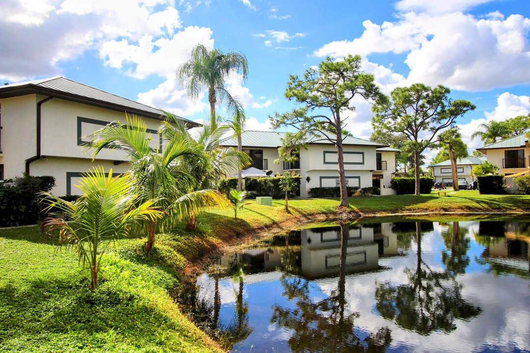 Crystal Lake Townhomes in Stuart, FL - Building Photo