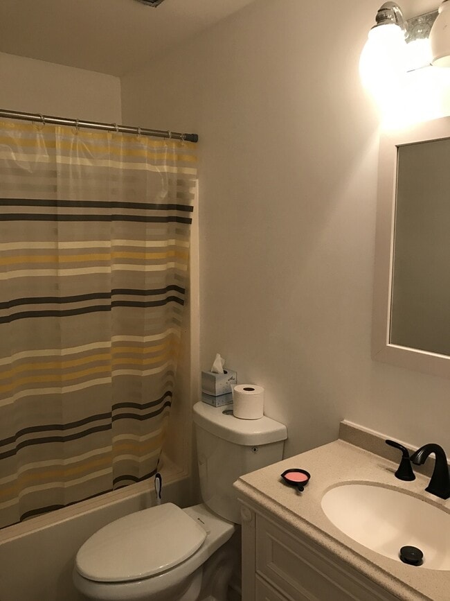 2421 London Pointe Dr in Virginia Beach, VA - Building Photo - Building Photo
