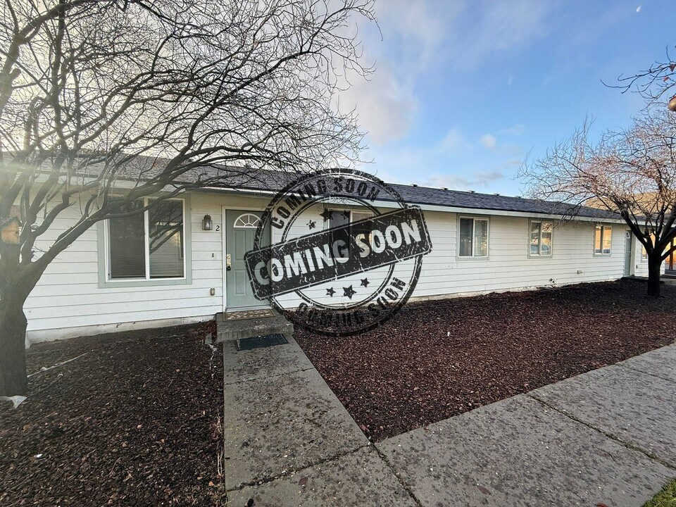 2913 Castlevale Rd in Yakima, WA - Foto de edificio