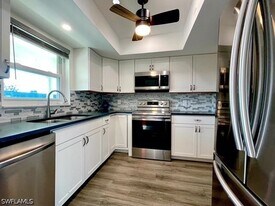 200 Valley Stream Dr in Naples, FL - Building Photo