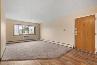 Clark Place Apartments & Townhomes in South St. Paul, MN - Building Photo - Building Photo