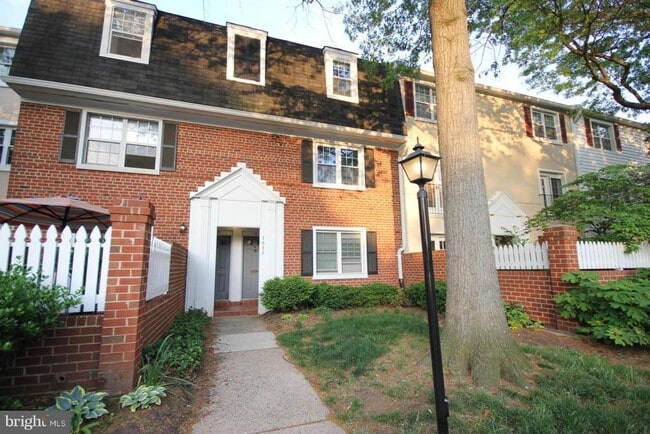 property at 2832 S Wakefield St