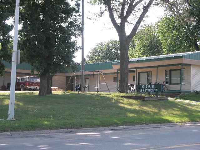 Oaks Apartments in Blue Earth, MN - Building Photo