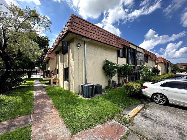 6555 W 26th Dr in Hialeah, FL - Building Photo - Building Photo