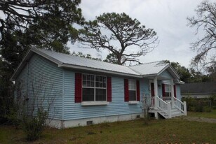 107 15th St in Apalachicola, FL - Building Photo