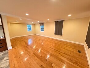 112 E Quinobequin Rd in Newton, MA - Building Photo - Building Photo