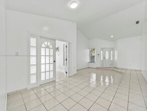 14372 SW 90th Ter in Miami, FL - Foto de edificio - Building Photo