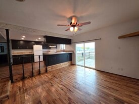 3718 W 17th Pl in Kennewick, WA - Building Photo