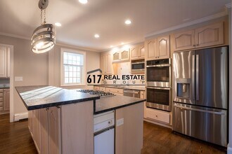 40 Puddingstone Ln in Newton, MA - Foto de edificio - Building Photo