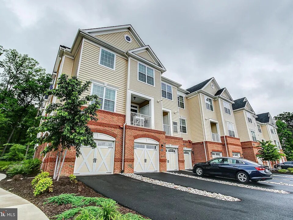 23225 Milltown Knoll Square in Ashburn, VA - Building Photo