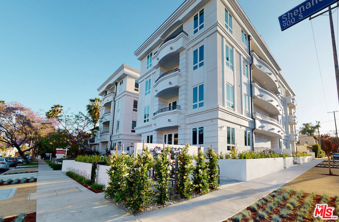 8700 Chalmers Dr in Los Angeles, CA - Building Photo