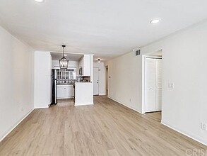 5500 Owensmouth Ave in Los Angeles, CA - Building Photo - Building Photo