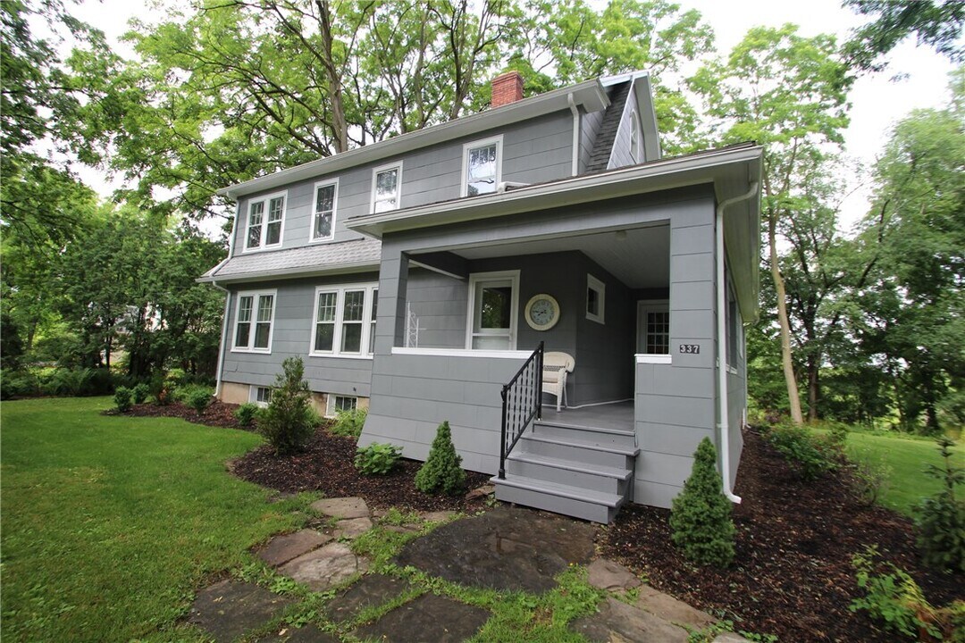337 Mendon Rd in Pittsford, NY - Building Photo