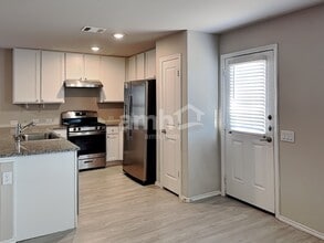 7330 Rosada Way in San Antonio, TX - Foto de edificio - Building Photo