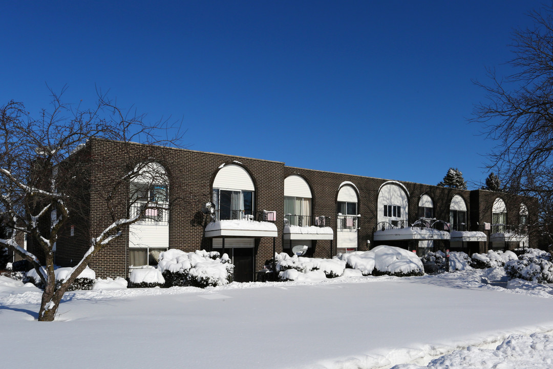 Orchard Apartments in Mundelein, IL - Building Photo