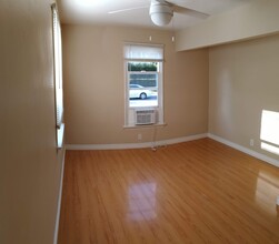 706 1/2 Knoxville Ave, Unit 706.5 in Huntington Beach, CA - Foto de edificio - Building Photo