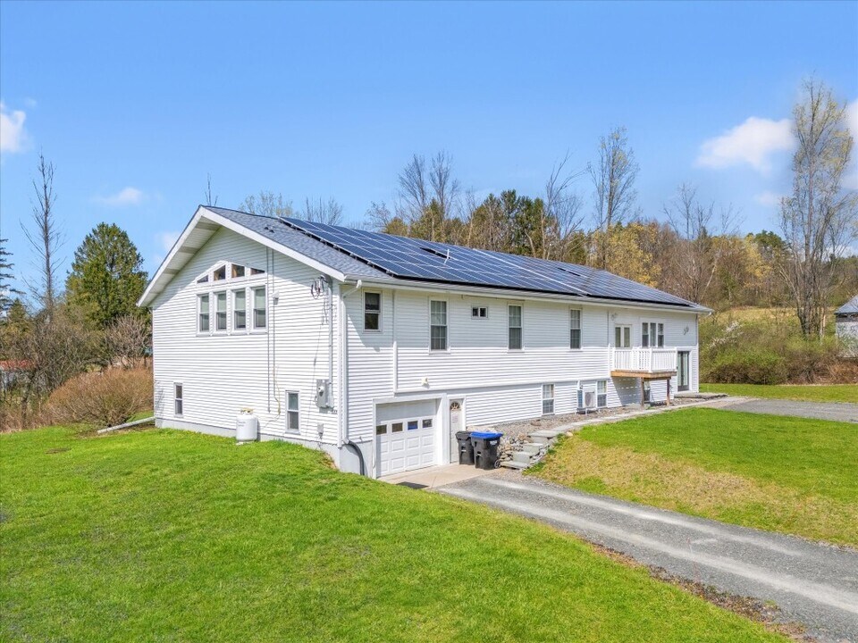 1205 Tracy Creek Rd in Vestal, NY - Building Photo