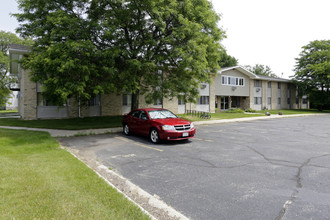 Seville Apartments in Whitewater, WI - Foto de edificio - Building Photo