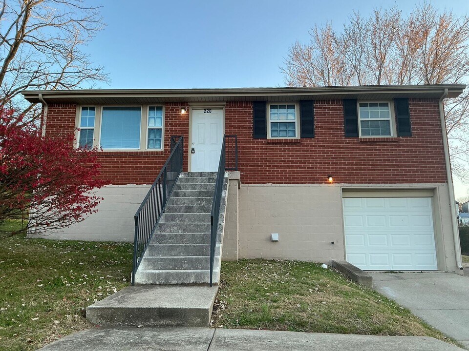 220 Crossland Ave in Clarksville, TN - Building Photo