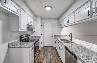 1242 Grange Way Dr in Cordova, TN - Building Photo - Building Photo