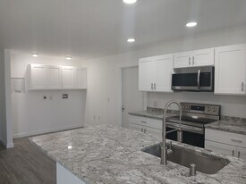 309 Shore Rd, Unit C in Nokomis, FL - Building Photo