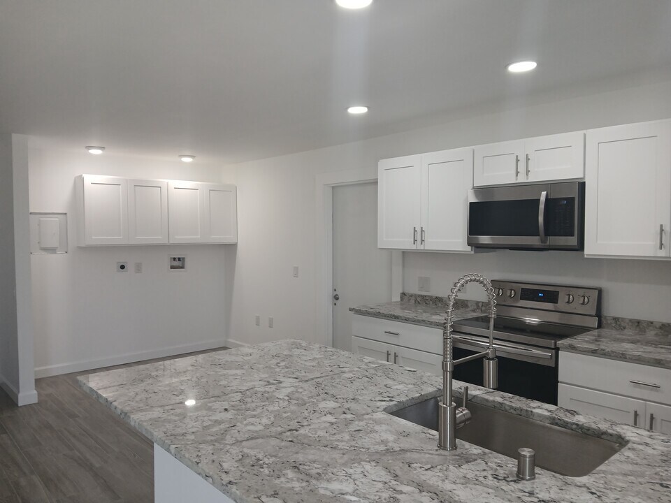 309 Shore Rd, Unit C in Nokomis, FL - Building Photo