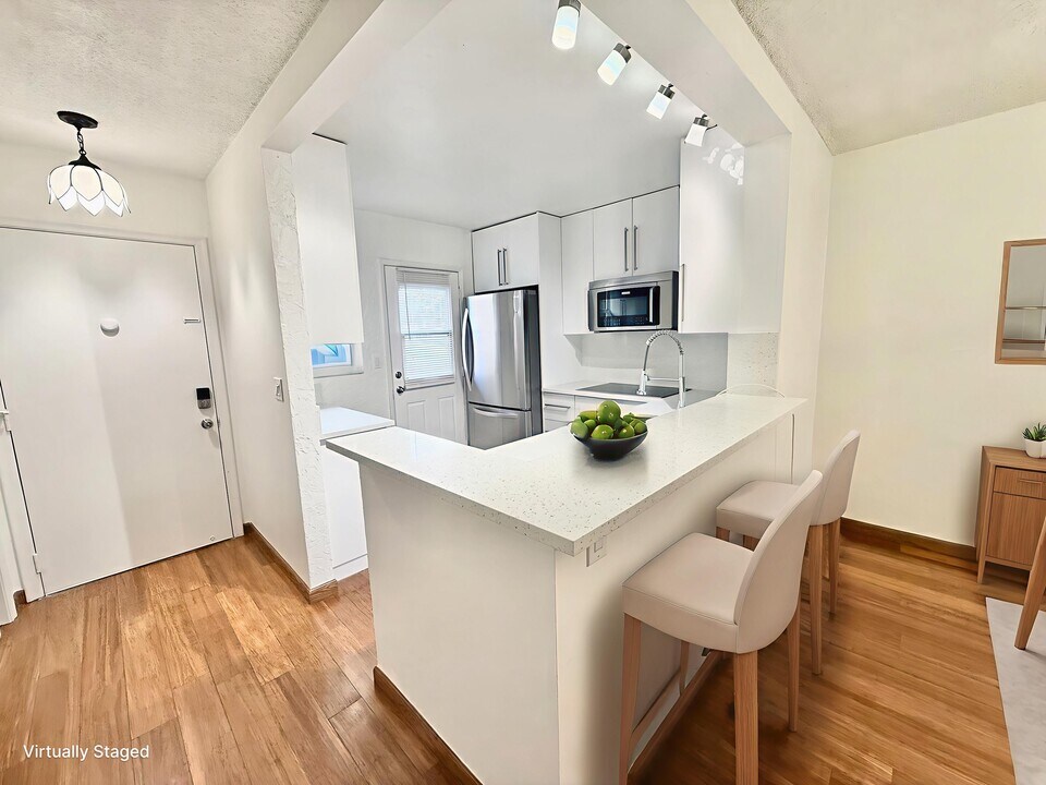 901 NE 14th Ave, Unit 104 in Hallandale Beach, FL - Building Photo