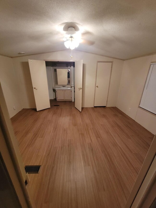 917 Austin St in Kingsland, TX - Building Photo - Building Photo