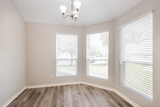 9858 Wing St in Conroe, TX - Foto de edificio - Building Photo