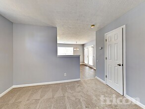 242 Oak Grove Way in Acworth, GA - Foto de edificio - Building Photo