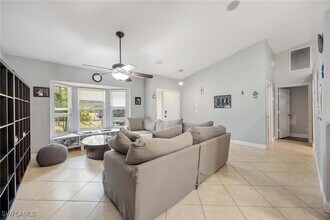 121 20th St NE in Naples, FL - Foto de edificio - Building Photo