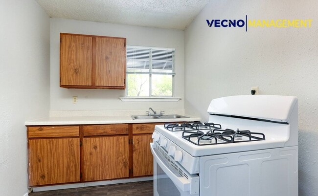 102 E Cheryl Dr in San Antonio, TX - Building Photo - Building Photo