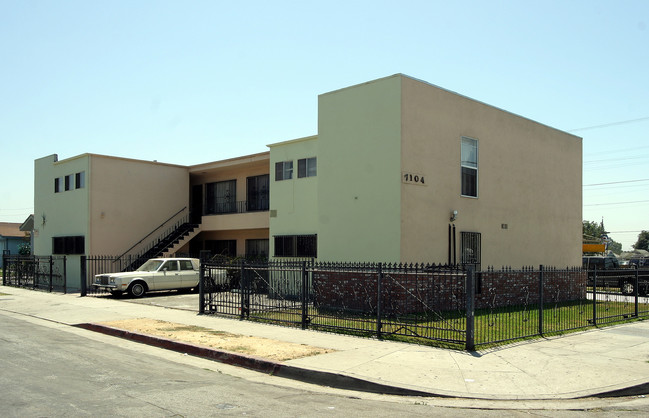 7104 S San Pedro St in Los Angeles, CA - Building Photo - Building Photo