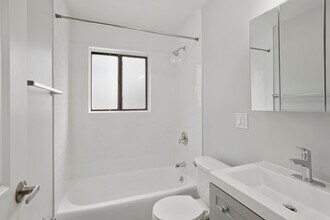 6816 N Ridge Blvd, Unit 305 in Chicago, IL - Building Photo - Building Photo
