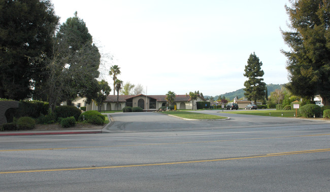 500 W 10th St in Gilroy, CA - Foto de edificio - Building Photo