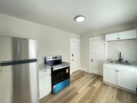 55 Henriette St in Manchester, NH - Building Photo