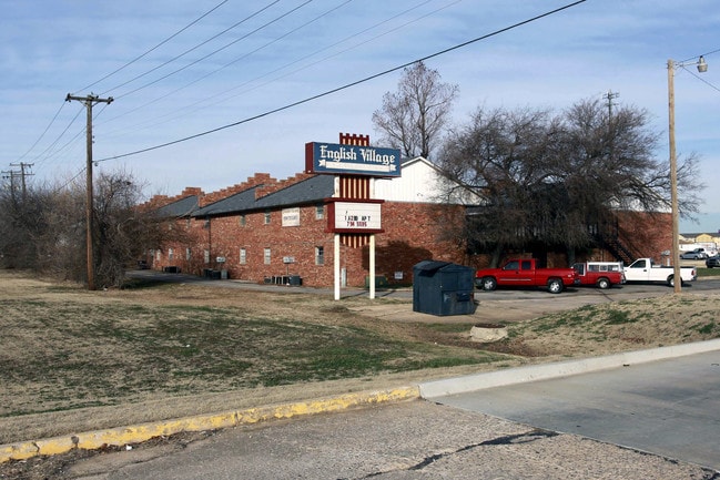 English Village in Oklahoma City, OK - Foto de edificio - Building Photo