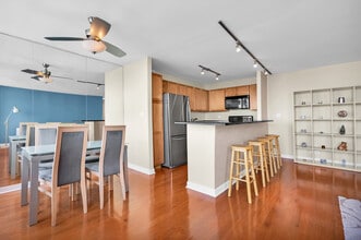 655 W Irving Park Rd, Unit 04113 in Chicago, IL - Foto de edificio - Building Photo