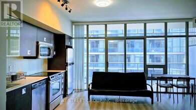 33 Charles St E in Toronto, ON - Building Photo - Building Photo