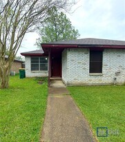 1611 Hazelwood St in Conroe, TX - Building Photo