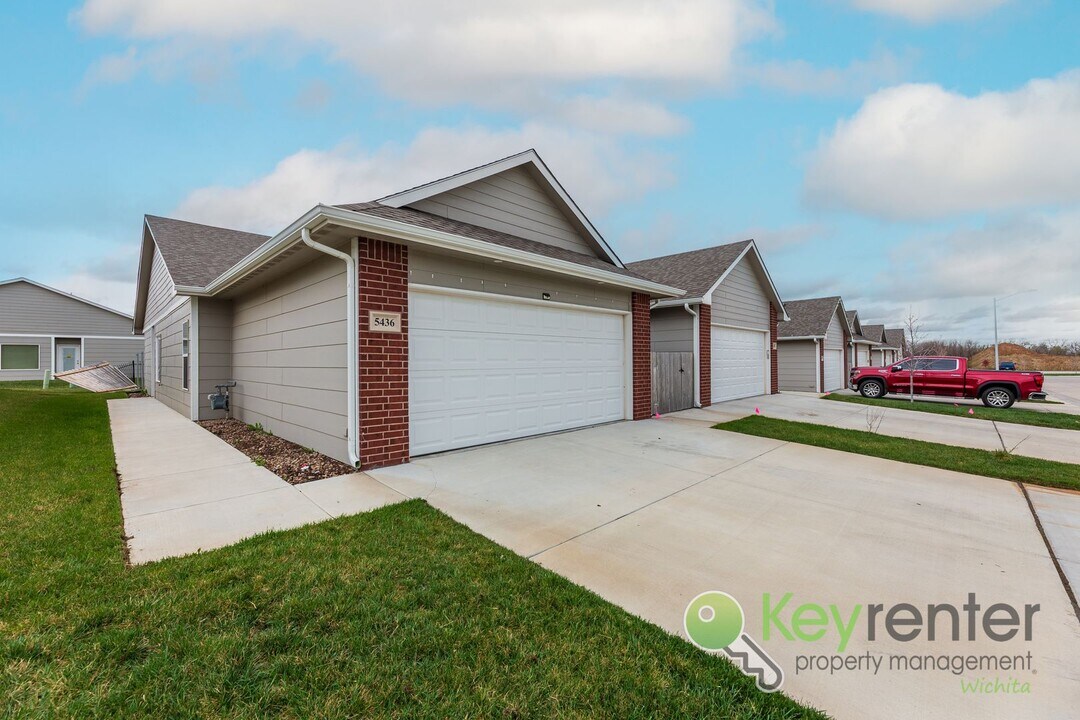 5436 N Colburn Ct in Bel Aire, KS - Foto de edificio