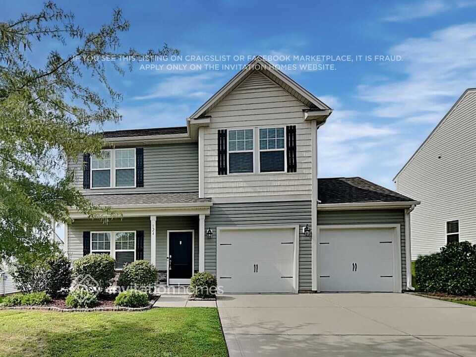 124 Abel Peterson Dr in Mount Holly, NC - Building Photo