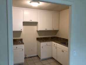 12698 1st Dr in Cutler, CA - Building Photo - Building Photo