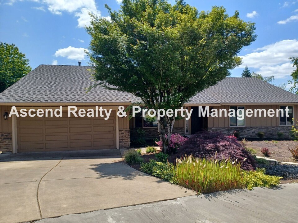4286 Orchard Way in Lake Oswego, OR - Foto de edificio