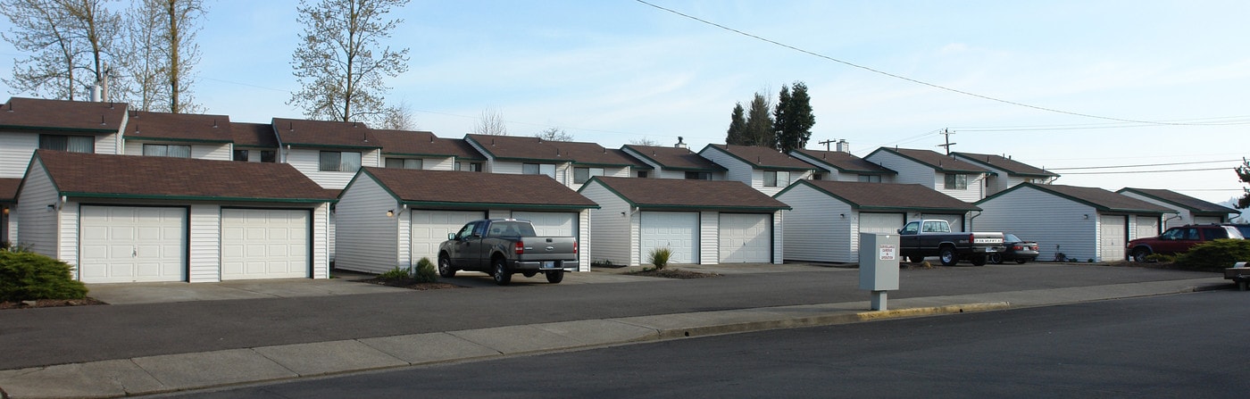 Waterfront Townhouses in Albany, OR - Building Photo