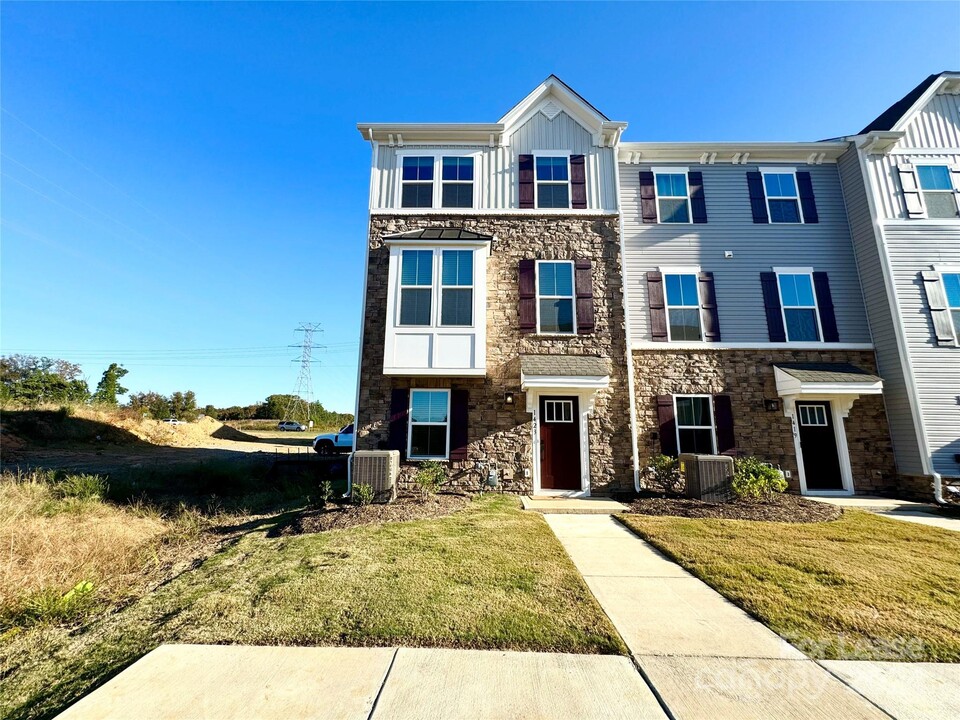 1423 Newell Towns Ln in Charlotte, NC - Foto de edificio