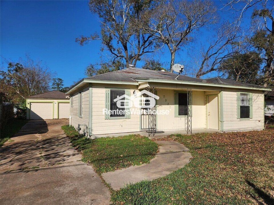 7937 Oak Knoll Ln in Houston, TX - Building Photo