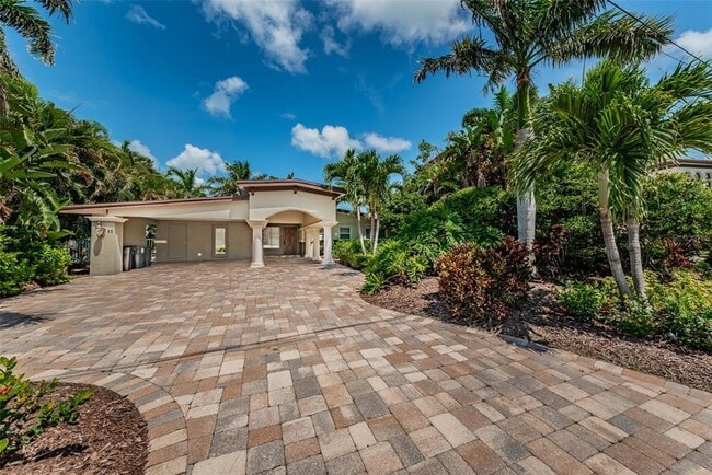 52 N Pine Cir in Belleair, FL - Building Photo - Building Photo